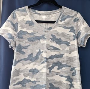 Old Navy Everywear camo print, v neck, short sleeve soft T-shirt